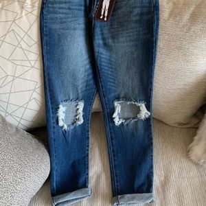 Brand new super high rise mom jeans. Brand is No Boundaries.